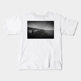 In the beautiful evening light lies the Öresund Bridge, which connects Sweden and Denmark Kids T-Shirt